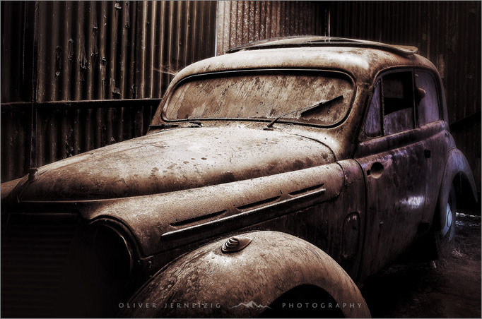 Ein Lost Place der besonderen Art: Ein Scheunenfund und andere vergessene Autos "Old Iron" in Belgien, Belgium - © Oliver Jerneizig