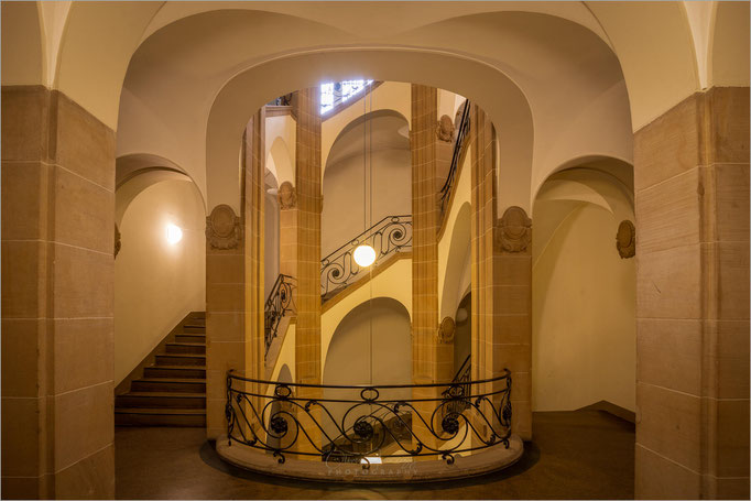 Treppenhaus und Halle der Bezirksregierung auf der Cecilienallee in Düsseldorf, Nordrhein-Westfalen, Deutschland    © Oliver Jerneizig