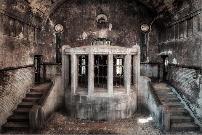 Waterworks, Deutschland: Eine alte Pumpstation, ein Lost Place. Das Foto fängt die stille Industriegeschichte und den morbiden Charme dieses vergessenen Ortes ein