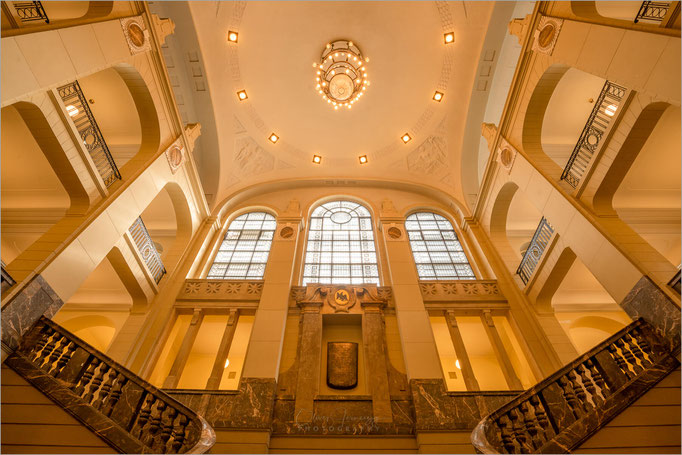 Treppenhaus und Halle der Bezirksregierung auf der Cecilienallee in Düsseldorf, Nordrhein-Westfalen, Deutschland    © Oliver Jerneizig