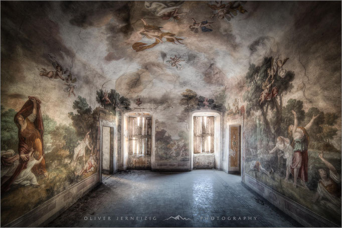 Villa Chris in Italien: Ein Lost Place, dessen verblassende Schönheit das Foto auf melancholische Weise zeigt. Vergessene Geschichten warten darauf, entdeckt zu werden