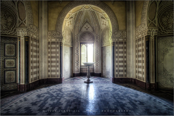 Castello Sammezzano in Italien: Ein faszinierender Lost Place, dessen maurische Pracht im Foto weiterlebt. Märchenhafte Architektur im Dornröschenschlaf in der Toskana