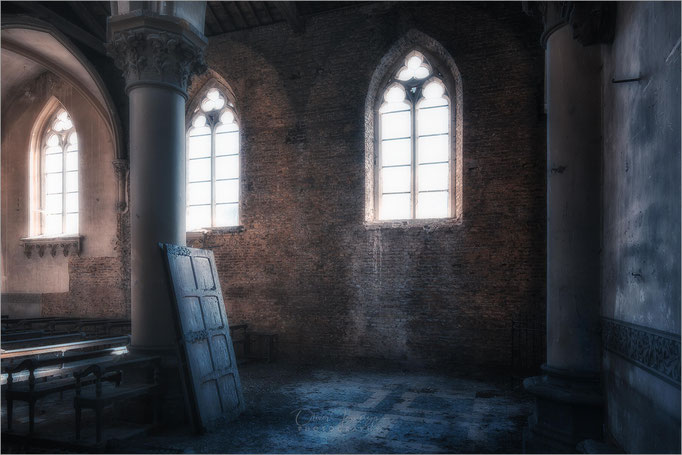 Ein Lost Place der besonderen Art: Die verfallene und vergessene Kirche "Blue Christ Church" in Belgien, Belgium - © Oliver Jerneizig