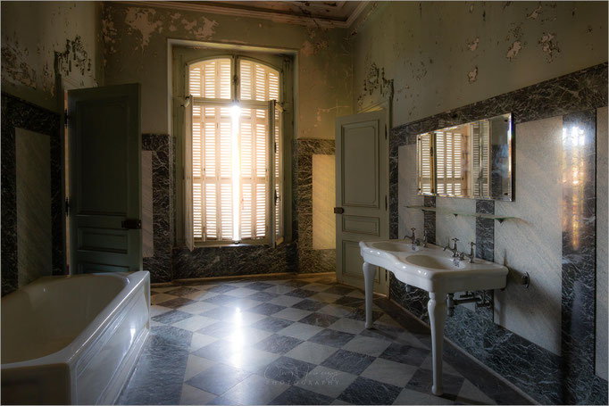 Ein Lost Place der besonderen Art: Das verfallene und vergessene "Chateau Lumiere" in Frankreich, France - © Oliver Jerneizig