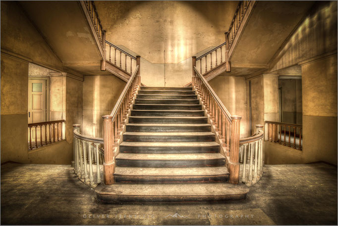 Ein altes Gymnasium in Deutschland: Ein Lost Place, dessen verlassene Räume im Foto stumme Zeugen vergangener Zeiten sind. Geschichte im Dornröschenschlaf