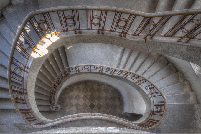Das "Haus der Offiziere" in Deutschland: Ein Lost Place, dessen verlassene Räume im Foto von einstiger Bedeutung erzählen. Stille Zeugen vergangener Zeiten