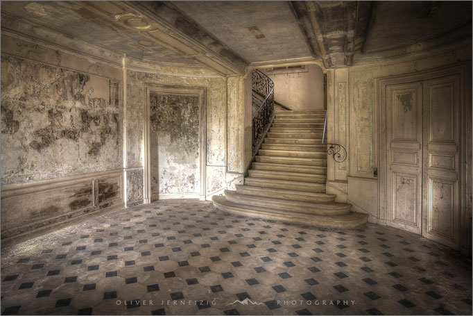 Ein Lost Place der besonderen Art: Das verfallene und vergessene "Chateau des Anges" in Frankreich, France - © Oliver Jerneizig