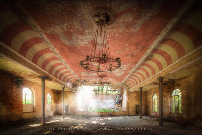 Ein Lost Place der besonderen Art: Verfallene und vergessene "Ballsäle" in Deutschland, Germany - © Oliver Jerneizig