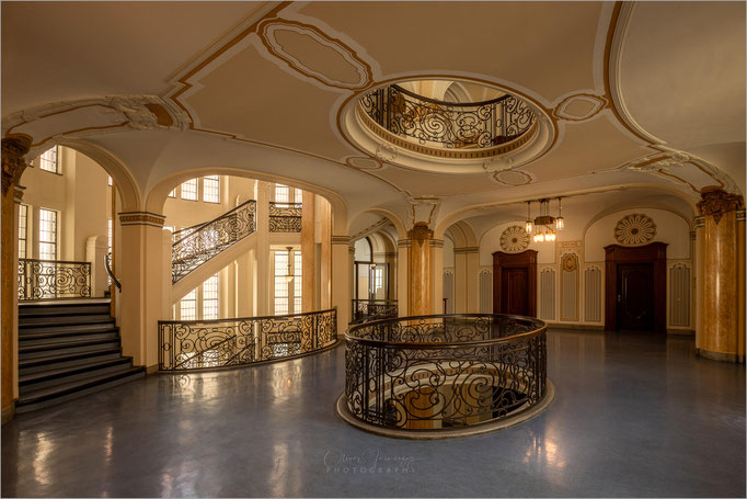 Treppenhaus und Halle des Oberlandesgerichts auf der Cecilienallee in Düsseldorf, Nordrhein-Westfalen, Deutschland    © Oliver Jerneizig