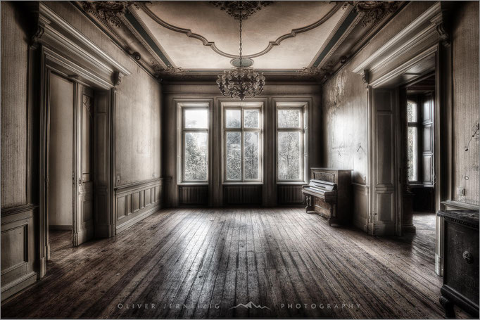 Eine verlassene Villa in Deutschland: Ein Lost Place, dessen stille Schönheit das Foto auf melancholische Weise zeigt. Spuren eines vergangenen Lebens