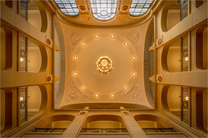 Treppenhaus und Halle der Bezirksregierung auf der Cecilienallee in Düsseldorf, Nordrhein-Westfalen, Deutschland    © Oliver Jerneizig