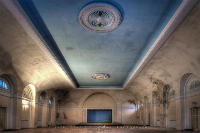 Das "Haus der Offiziere" in Deutschland: Ein Lost Place, dessen verlassene Räume im Foto von einstiger Bedeutung erzählen. Stille Zeugen vergangener Zeiten