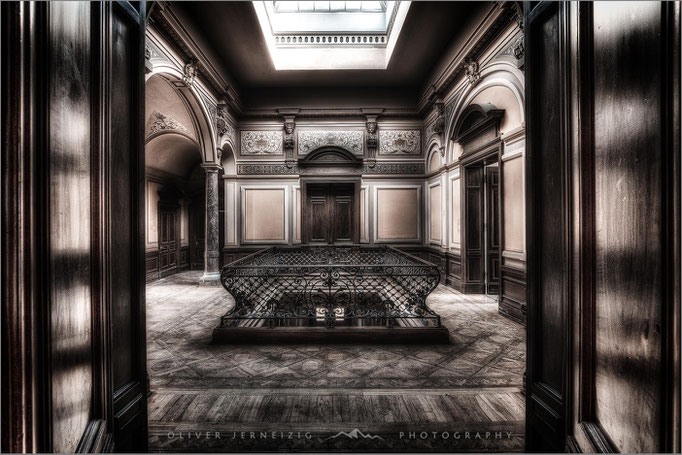 Eine verlassene Villa in Deutschland: Ein Lost Place, dessen stille Schönheit das Foto auf melancholische Weise zeigt. Spuren eines vergangenen Lebens