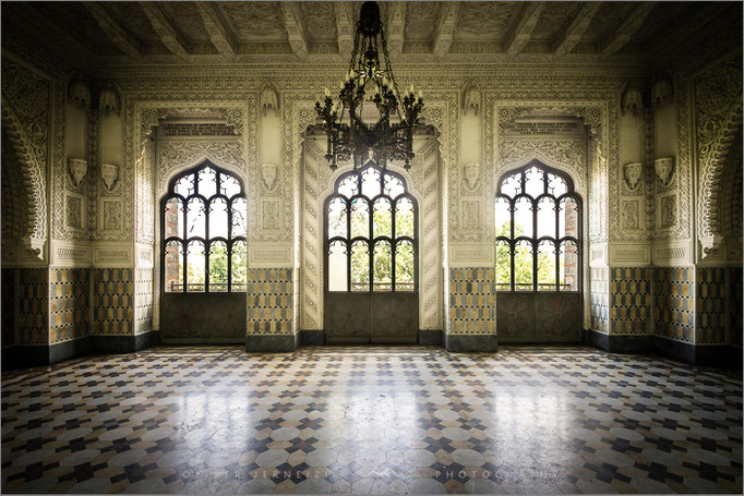 Castello Sammezzano in Italien: Ein faszinierender Lost Place, dessen maurische Pracht im Foto weiterlebt. Märchenhafte Architektur im Dornröschenschlaf in der Toskana