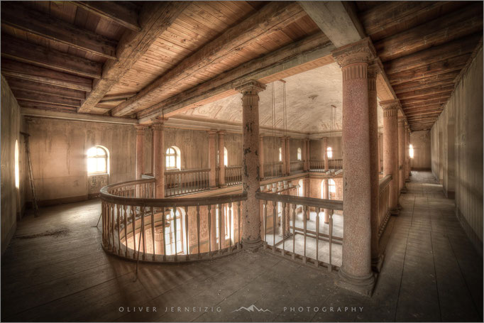Ein Lost Place der besonderen Art: Das verfallene und vergessene "Gymnasium" in Deutschland, Germany - © Oliver Jerneizig