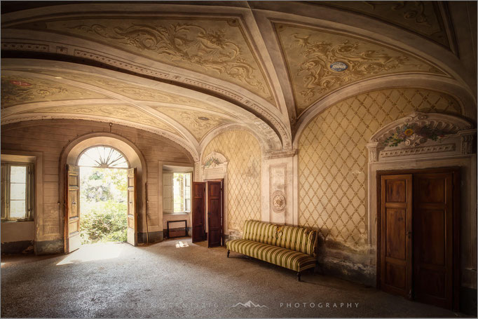 Villa Ponam in Italien: Ein Lost Place, dessen morbider Charme im Foto lebendig wird. Verlassene Schönheit mit einer geheimnisvollen Vergangenheit.