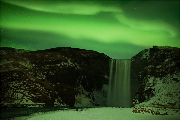 Der Skogafoss-Wasserfall im Süden Islands, Iceland - © Oliver Jerneizig