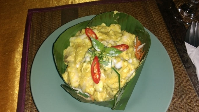 Fischcurry in Bananenblatt