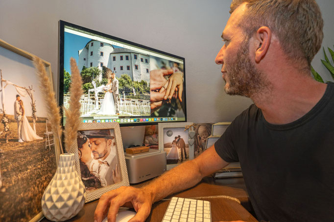 Fotograf Ben Pfeifer bei der Bildbearbeitung der Hochzeitsfotos in seinem Studio Lichtecht in Annaberg-Buchholz