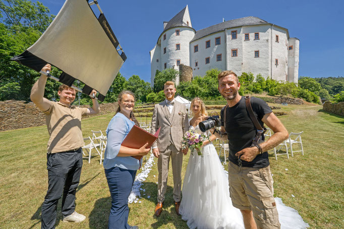 ranz Becht (Burg Scharfenstein, Schlossbetriebe GmbH), Anja Schmidt (Standesamt Drebach), Bräutigam Tom Wendler (30) aus Chemnitz, Braut Julie Lena Franke (21) aus Augustusburg, Hochzeitsfotograf & Leitung der Fotoproduktion Ben Pfeifer (v.l.)