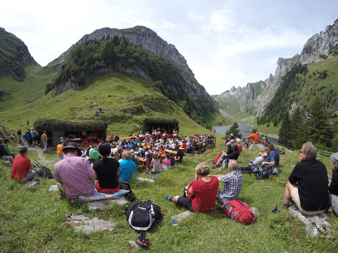 Wieder unten bei der Bollenwees Hütte ist gerade die Stobeten im vollen Gange