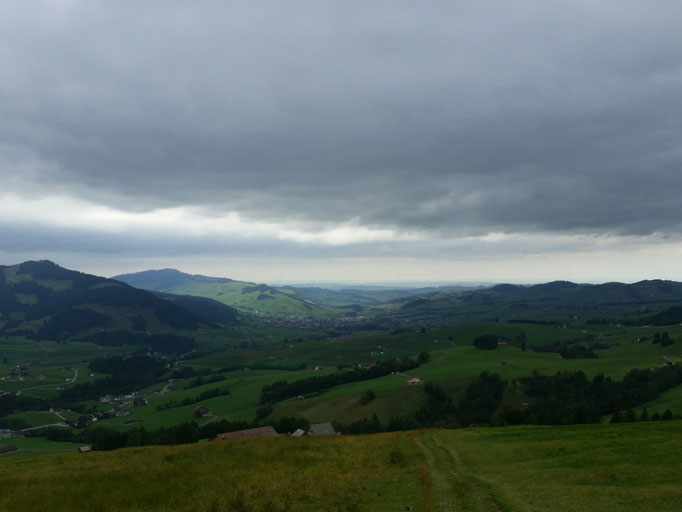 Sicht ins Flachland mit einige Wolken am Himmel