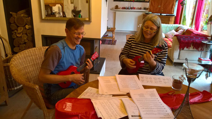 Thomas und Angela üben mit den Ukulelen (oder wie hiessen die nochmal?)