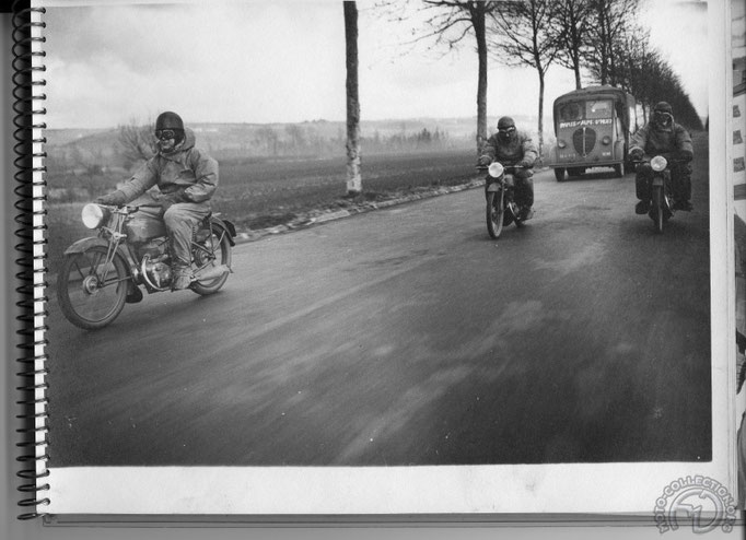 Georges et ses deux fils se régalent. © Photos René Pari /archives FMD : moto-collection.org