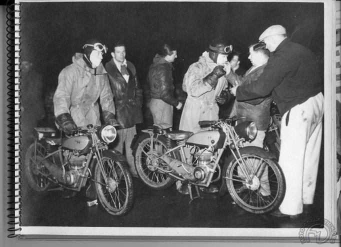 Arrêt ravitaillement à Saulieu. © Photos René Pari /archives FMD : moto-collection.org
