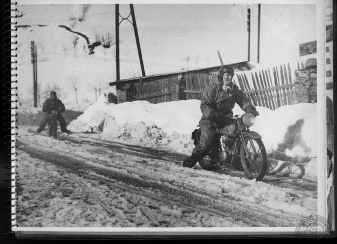 La progression dans la neige est loin d'être évidente. © Photos René Pari /archives FMD : moto-collection.org