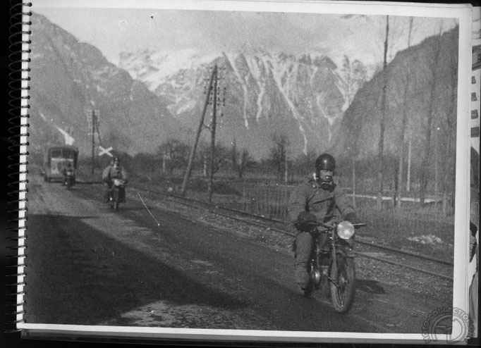 Direction Bourg d'Oisans. © Photos René Pari /archives FMD : moto-collection.org