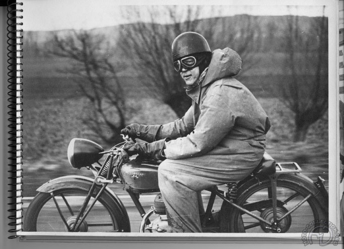 Georges Monneret a le sourire, ça tourne rond ! © Photos René Pari /archives FMD : moto-collection.org 