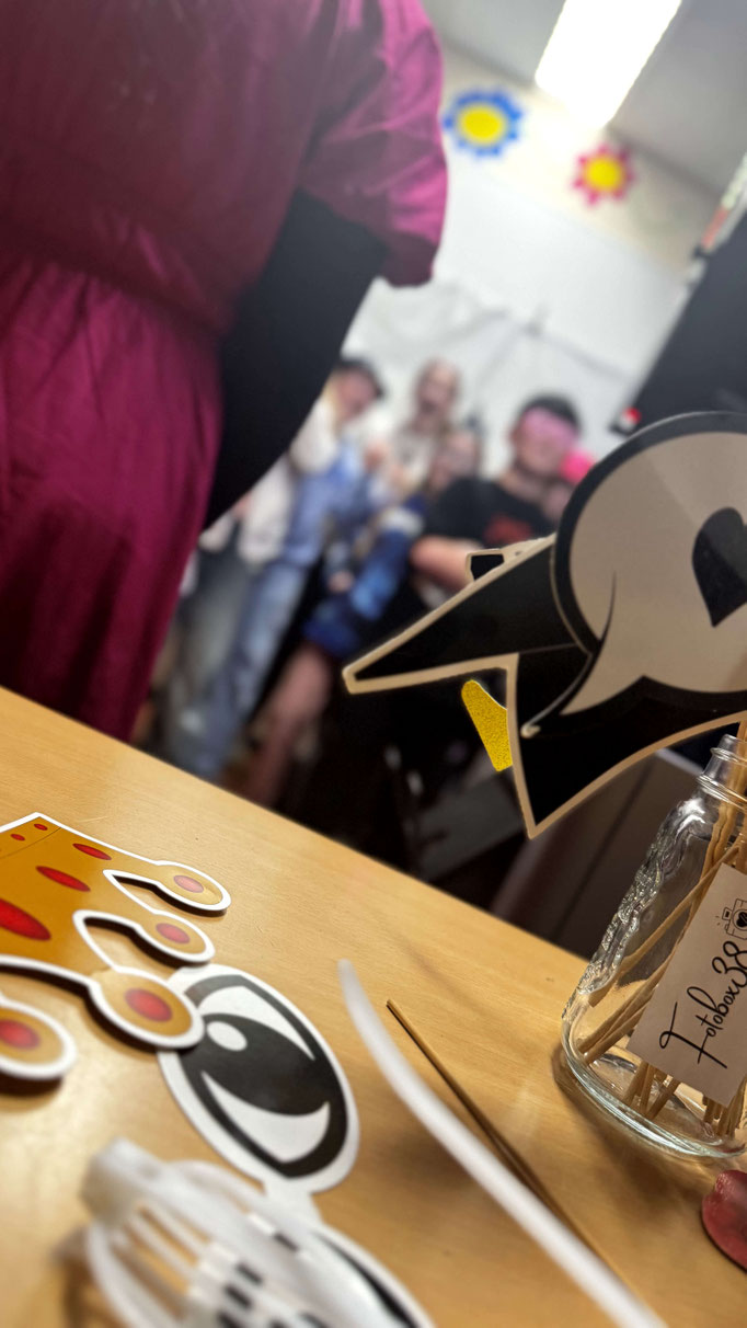 Gruppe macht Spaßfotos an der Fotobox38 bei einer Feier