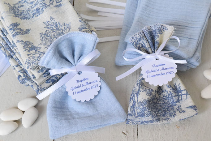 pochon dragées toile de jouy bleu et double gaze uni bleu ciel pour baptême bébé