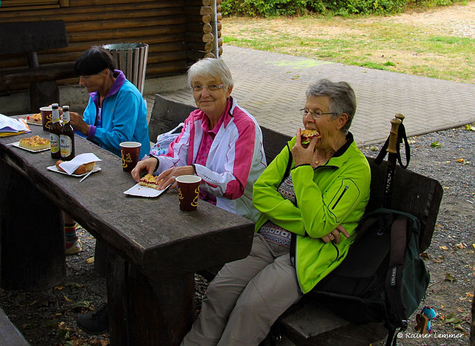 Wanderfreundinnen bei der  Einkehr der "Wandern wo die Nasen wohnen" Wanderung