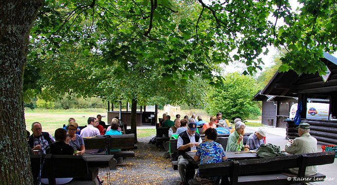 Wanderfreunde bei der  Einkehr der "Wandern wo die Nasen wohnen" Wanderung