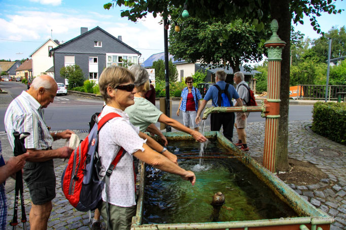 Erfrischung am Dorfbrunnen in Gehlert