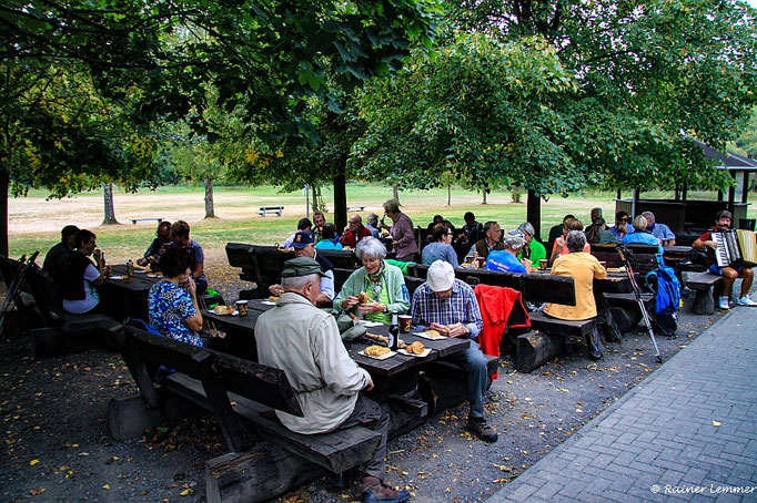 Wanderfreunde bei der Einkehr der"Wandern wo die Nasen wohnen" Wanderung