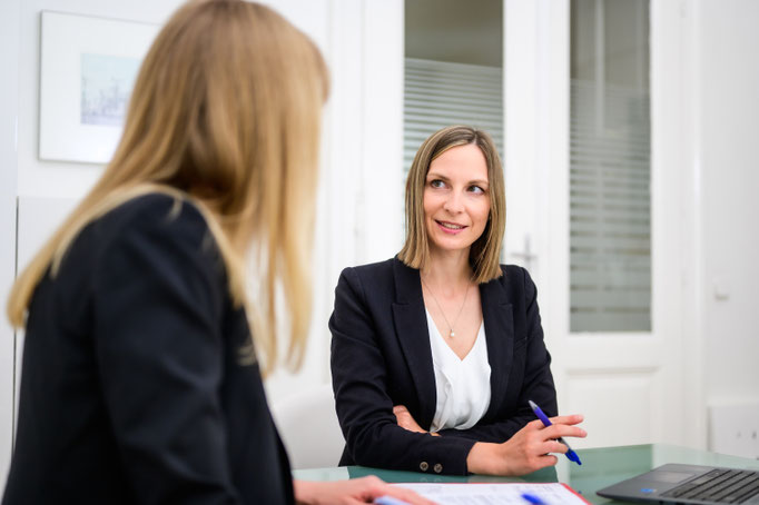 Notarin Mag. Katharina Haiden-Fill, MBL im Gespräch mit Notarpartnerin Mag. Elisabeth Lentner, LL.M. 