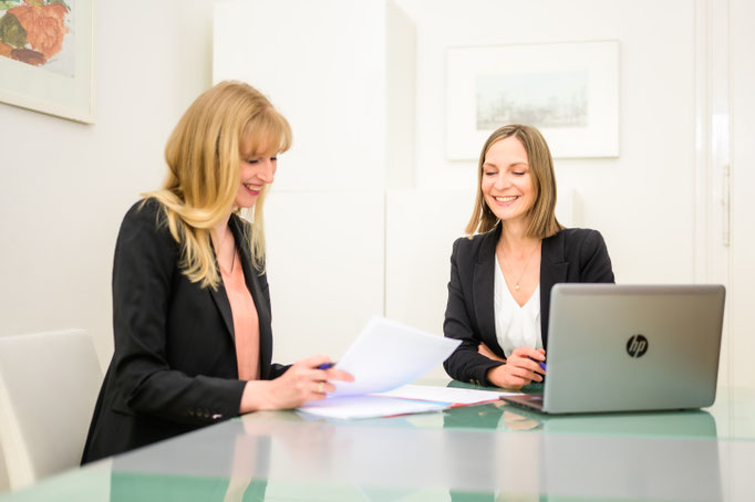 Notarin Mag. Katharina Haiden-Fill, MBL bei Besprechung mit Notarpartnerin Mag. Elisabeth Lentner, LL.M. 