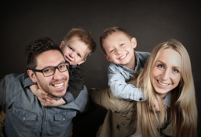 Gezinsfotograaf Familieshoot omgeving Breda h #kinderfotograaf are #kinderfotograaf #kinderfotografie #familiefotograaf #fotoshoot #fotograaf #fotografie #gezinsfotografie #gezinsfoto #familiefotografie  #familieshoot 