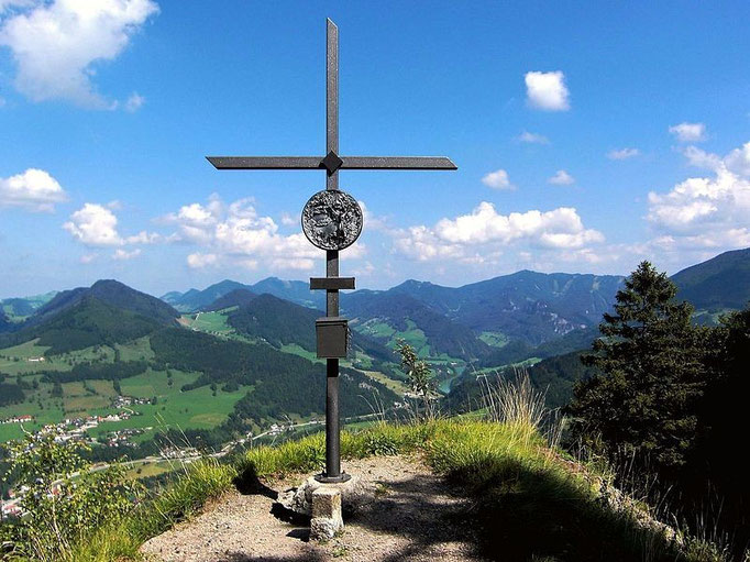 Das von der Naturfreunde-Ortsgruppe Großraming gestiftete Gipfelkreuz