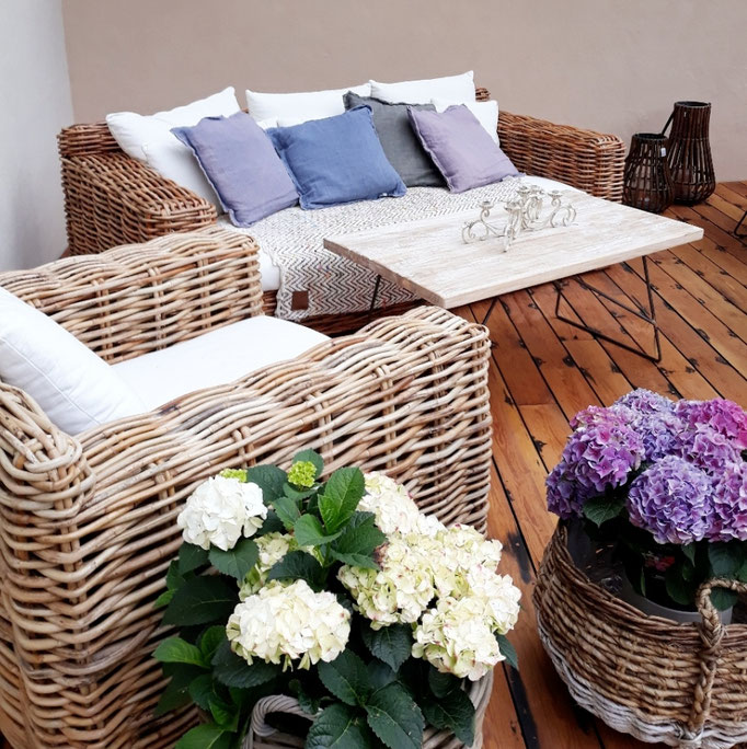 Gartenmöbel, Rattanmöbel, Rattan und wunderschöne Hortensien auf unserer Terrasse 