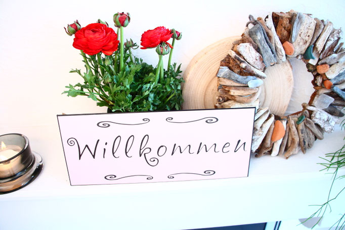 Rosa Willkommensschild aus Metall um den Frühling zu begrüßen