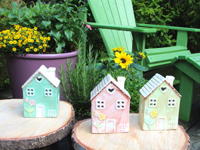 Windlicht Keramikhaus in den Farben Türkis, Rosa und Grün als sommerliche Geburtstagsgeschenkidee.