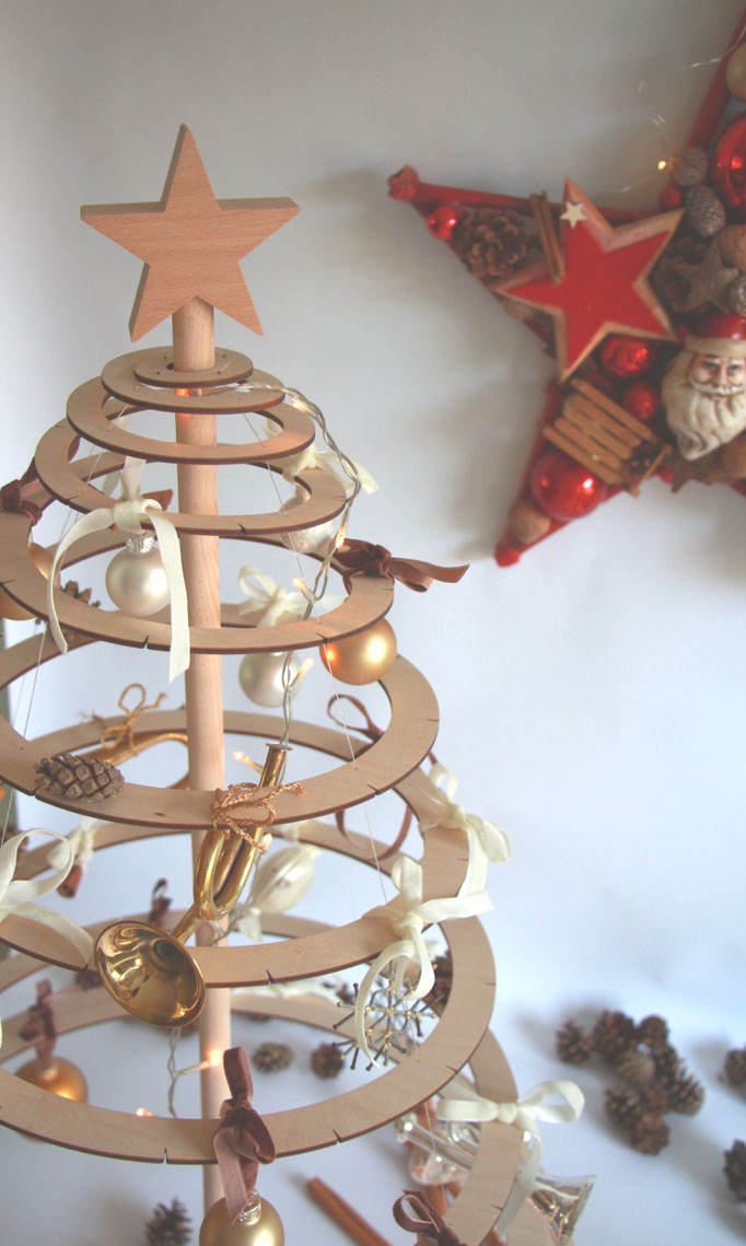 Spiral Holzbaum Small dekoriert mit goldenen Glaskugeln, Metallschneeflocken, Samtbändern, Musikinstrumenten und kleinen Zimtstangen.