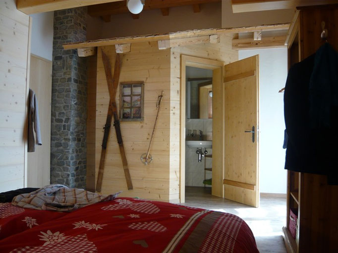 Schlafzimmer "Alpenstübli" mit eingebuatem Swiss Chalet und Badezimmer