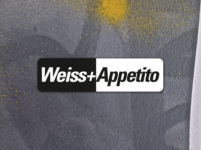 WEISS + APPETITO AG  - KERZERS / Wandgestaltung, Schablonentechnik, Hochwertige Sprühlacke mit verschiedenen Grautönen.