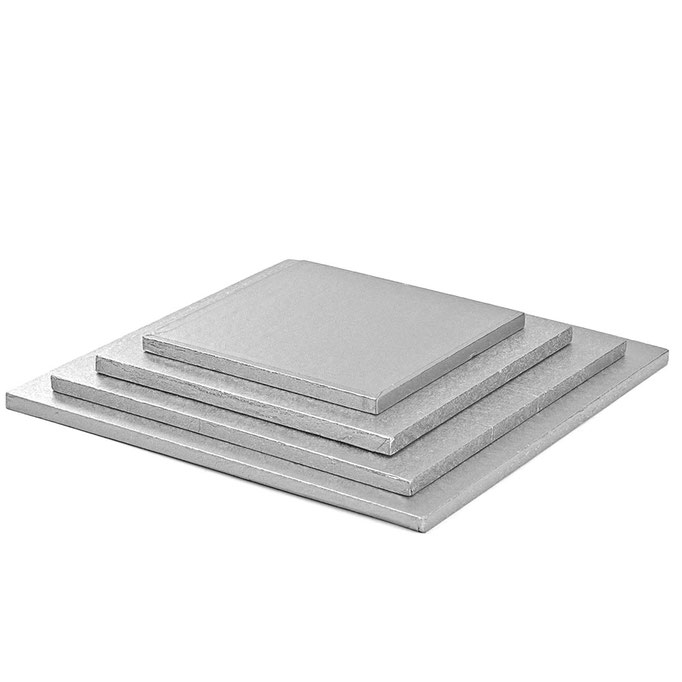 Cakeboards Spessore: 1,2 cm Colore: argento Sotto-torta rigidi quadrati, in cartone rivestiti con alluminio colorato. Imbustati singolarmente.