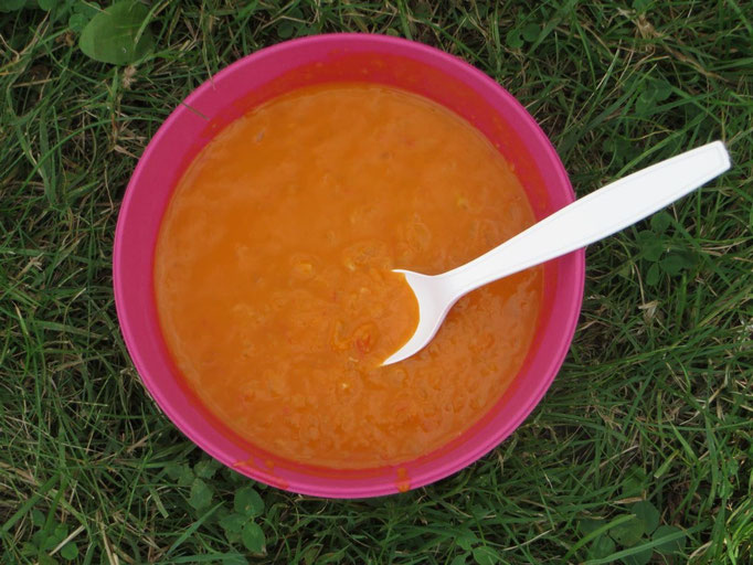... muss sich natürlich erst einmal stärken: mit warmer Tomaten-Fenchel-Chili-Suppe,
